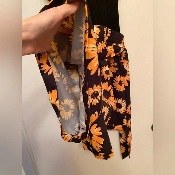 Women’s XS Sunflower Romper with Belt - Picture 5 of 5